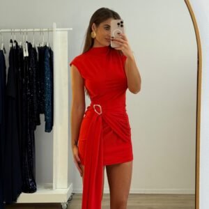 Un vestido negro con 3 variaciones de